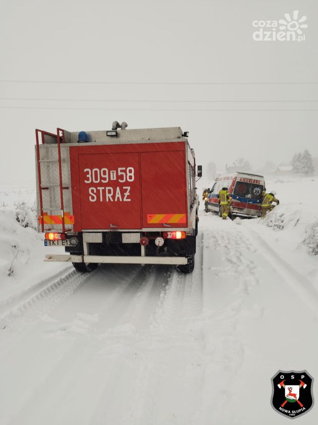 Karetka z pacjentem utknęła w zaspie. Zima w regionie. 