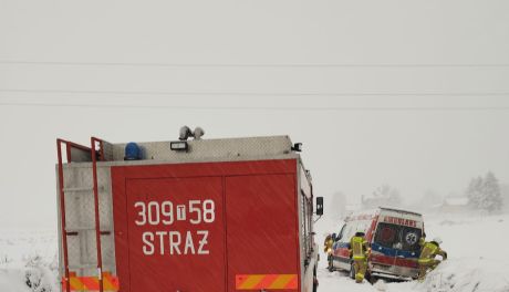 Karetka z pacjentem w stanie zagrożenia życia utknęła w zaspie. Zima w regionie. 