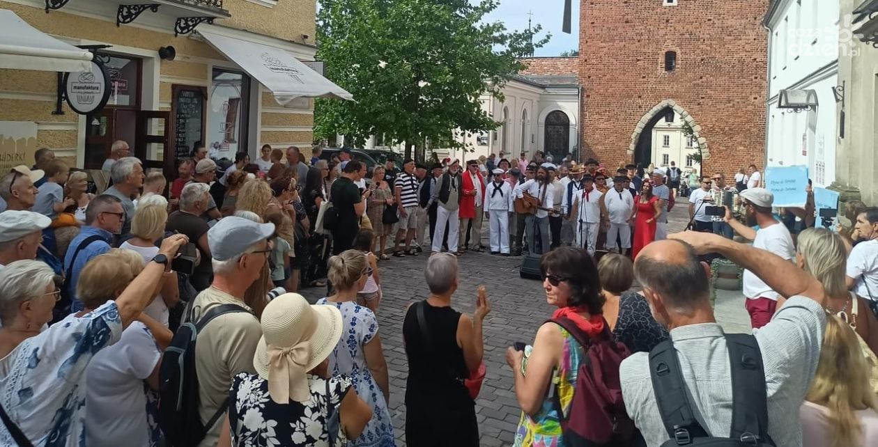 Drugi dzień 15. Dookoła Wody Festivalu rozpoczęto wspólnym śpiewaniem