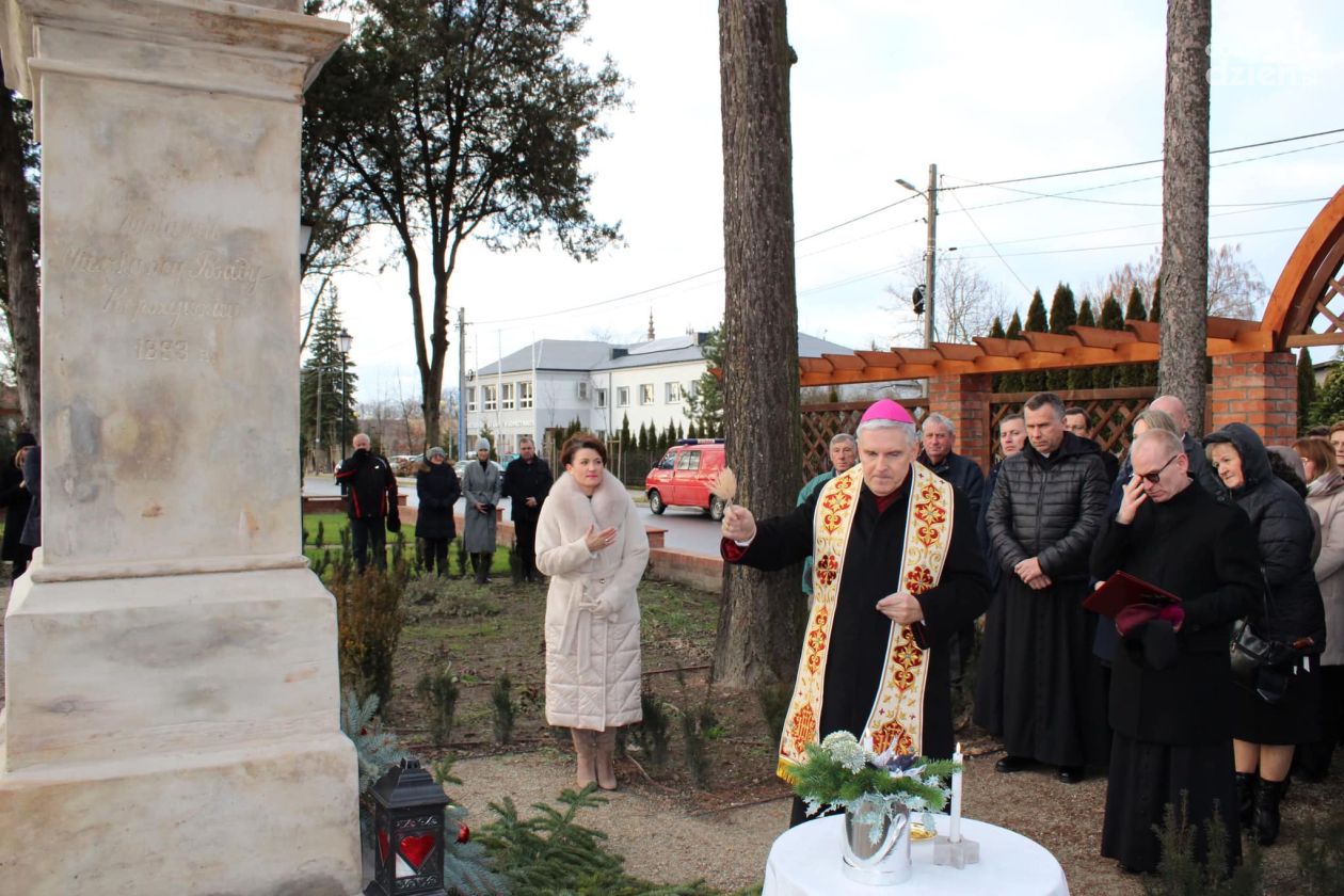 Odnowiona figura Matki Boskiej Depczącej Węże w Koprzywnicy poświęcona