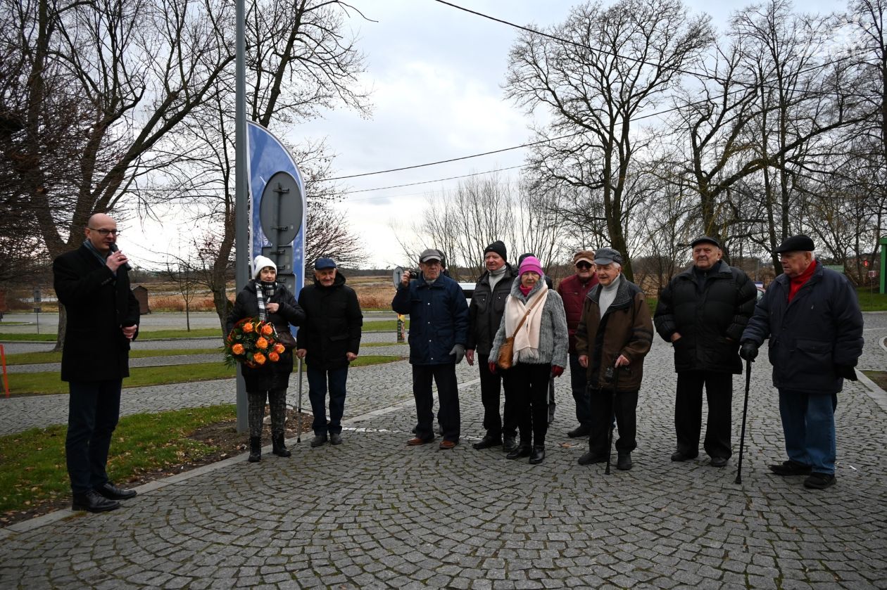 Deptak imienia Wtorkowych Sandomierskich Emerytowanych Spacerowiczów na bulwarze