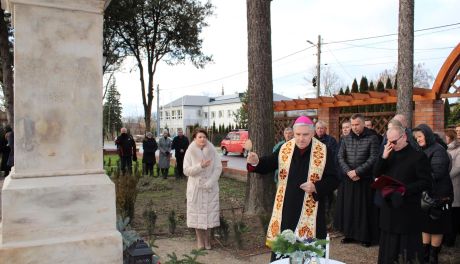 Odnowiona figura Matki Boskiej Depczącej Węże w Koprzywnicy poświęcona