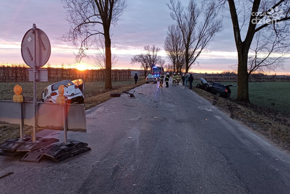 Czołowe zderzenie na DW 777 w miejscowości Piotrowice