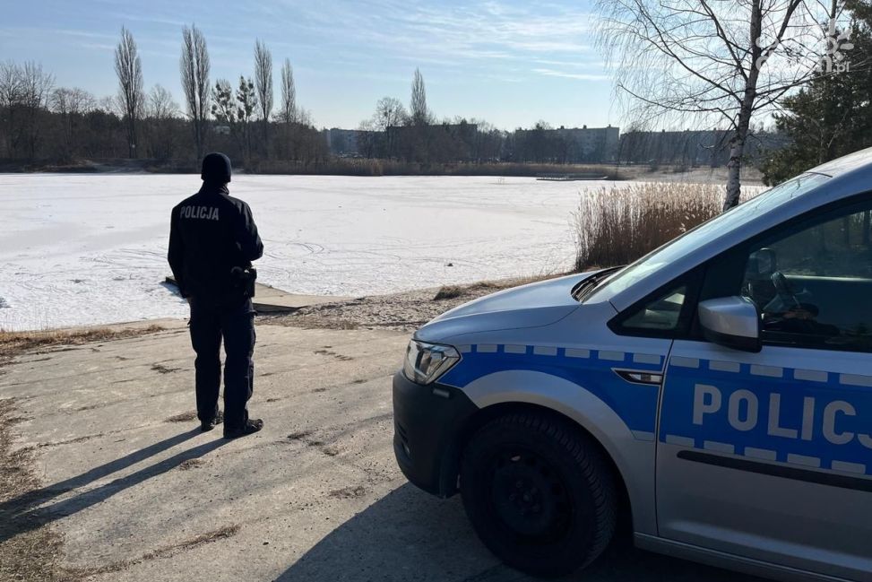 Lód na akwenach - policjanci ostrzegają