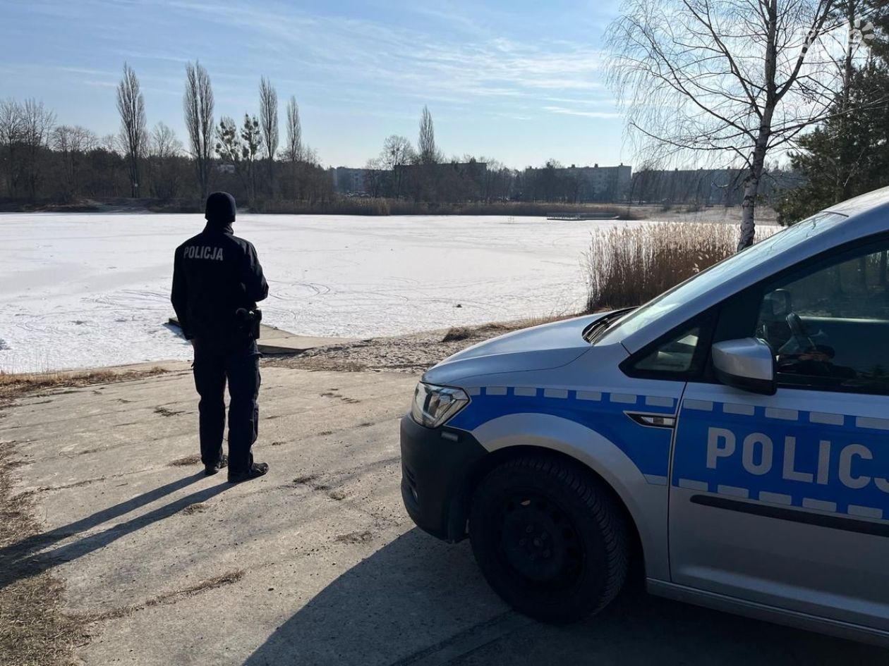 Lód na akwenach - policjanci ostrzegają