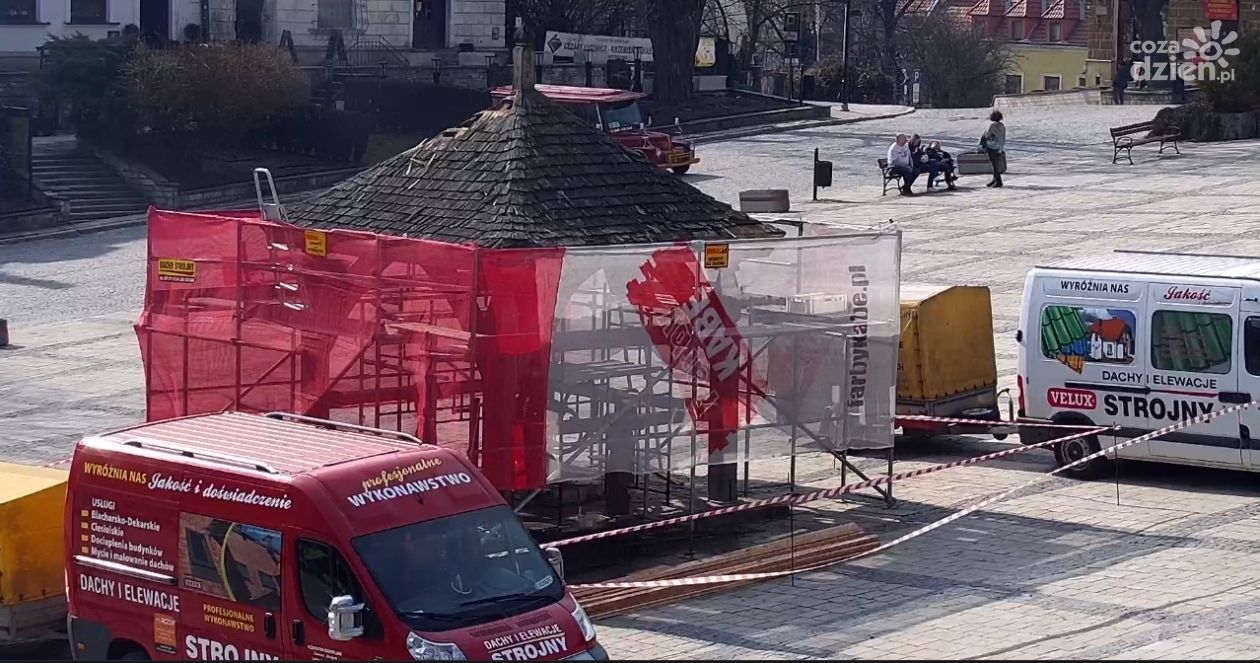 Studnia na Rynku Starego Miasta w Sandomierzu jest remontowana. Miasto nie zapłaci ani grosza