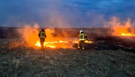 Trawy nadal płoną...