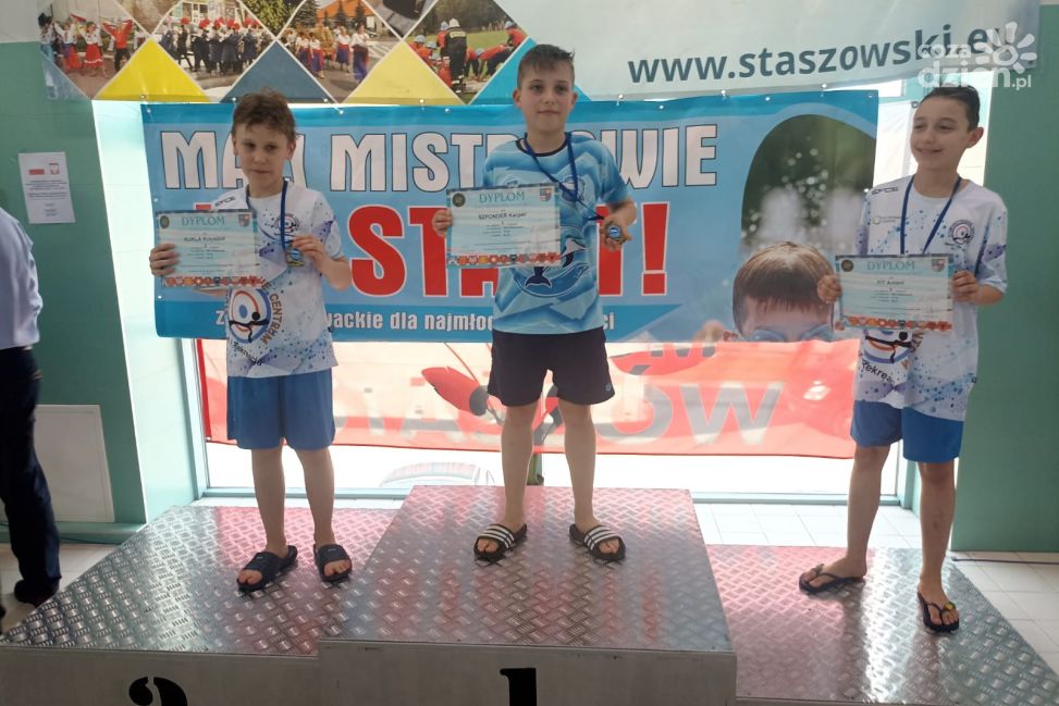 4 medale UKS Delfin w zawodach Mali Mistrzowie na start – Staszów (ZDJĘCIA)