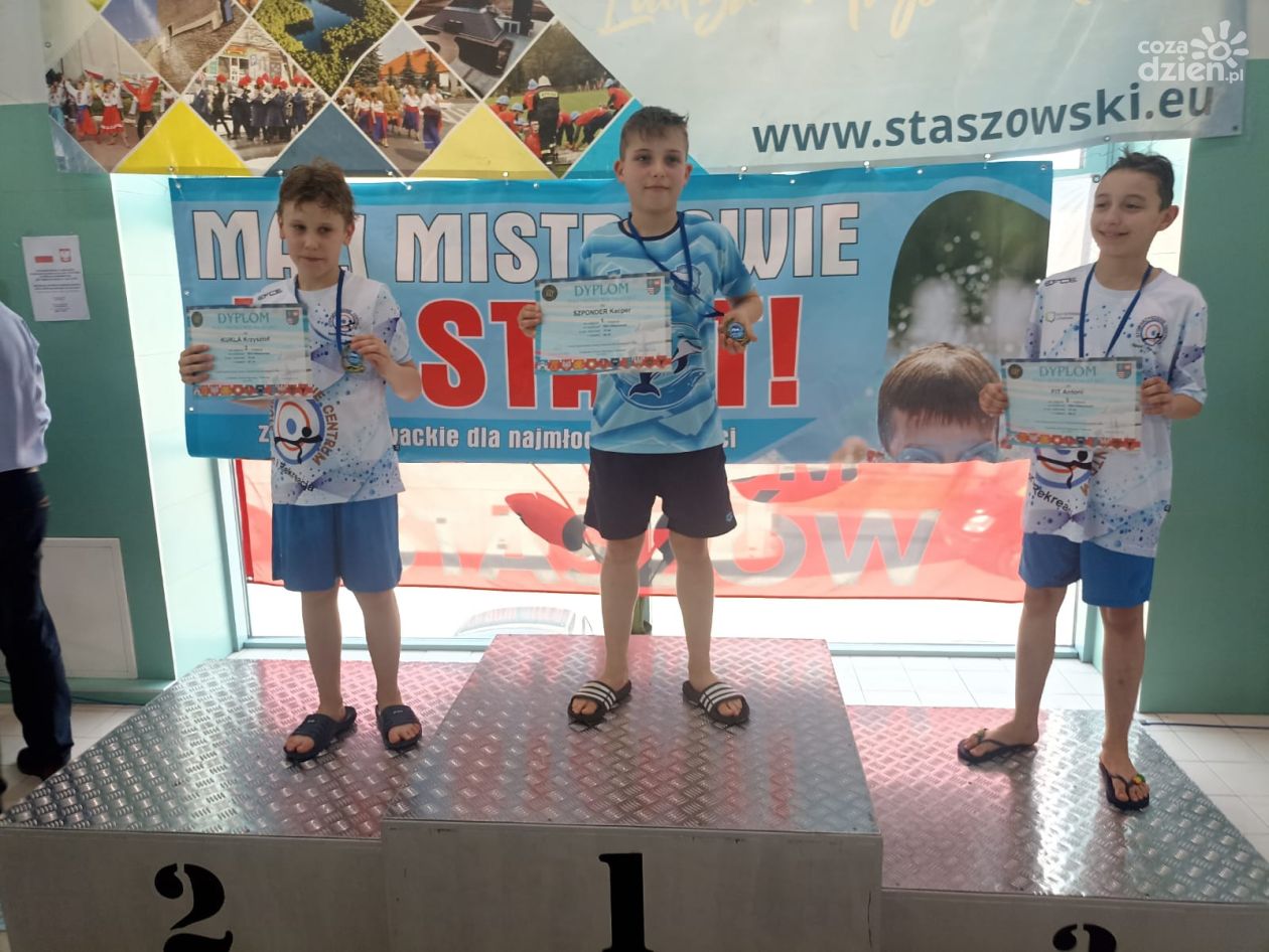 4 medale UKS Delfin w zawodach Mali Mistrzowie na start – Staszów (ZDJĘCIA)