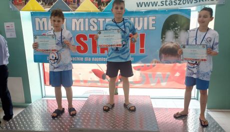 4 medale UKS Delfin w zawodach Mali Mistrzowie na start – Staszów (ZDJĘCIA)