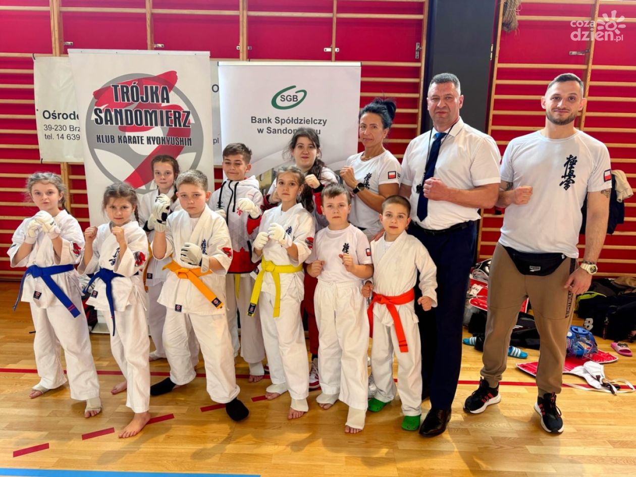 Dobra passa Klubu Karate „Trójka” Sandomierz trwa – kolejne sukcesy w Brzostku (ZDJĘCIA)