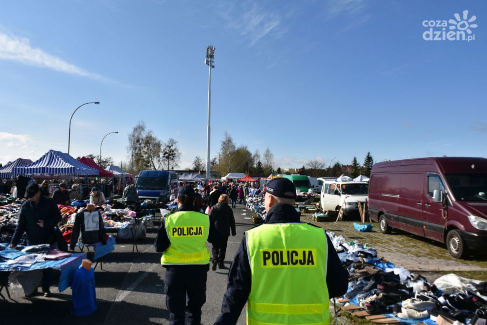 Uwaga na kieszonkowców! Tarnobrzescy policjanci patrolują targowisko przed świętami