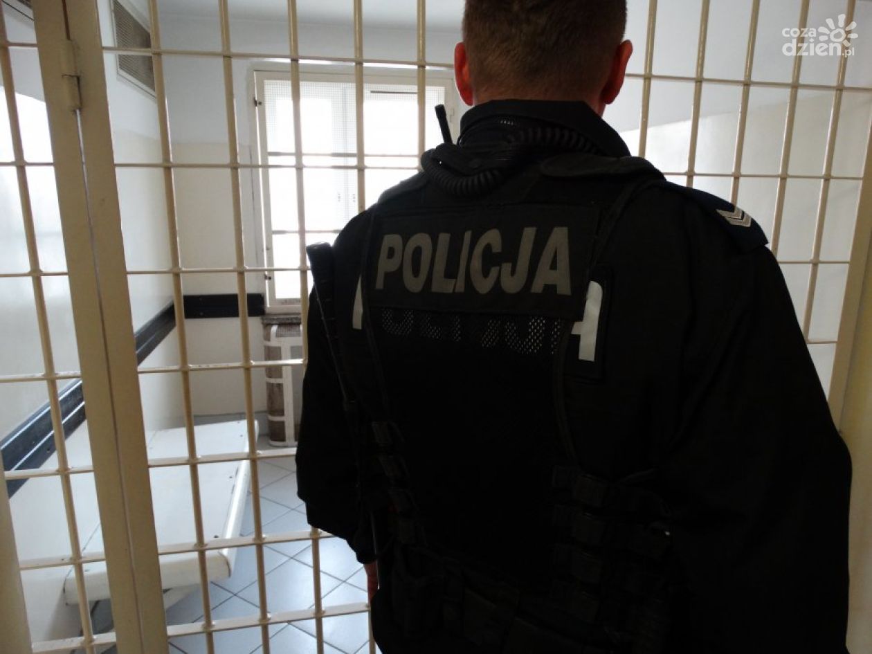 Pijany rowerzysta chciał przekupić policjantów. Usłyszał pięć zarzutów