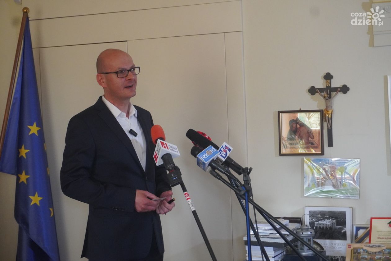 Studnia na staromiejskim Rynku już odnowiona i odsłonięta