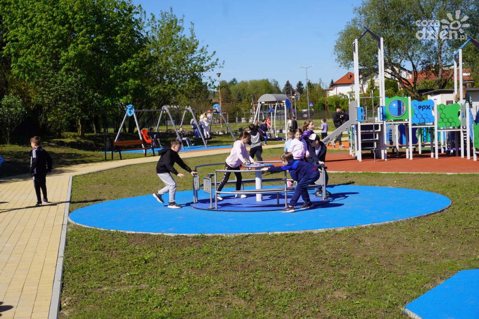 Integracyjny plac zabaw w Sandomierzu już otwarty!