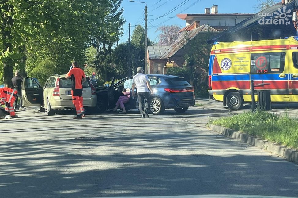 Wypadek na Grodzisku. Jedna osoba w szpitalu, droga zablokowana