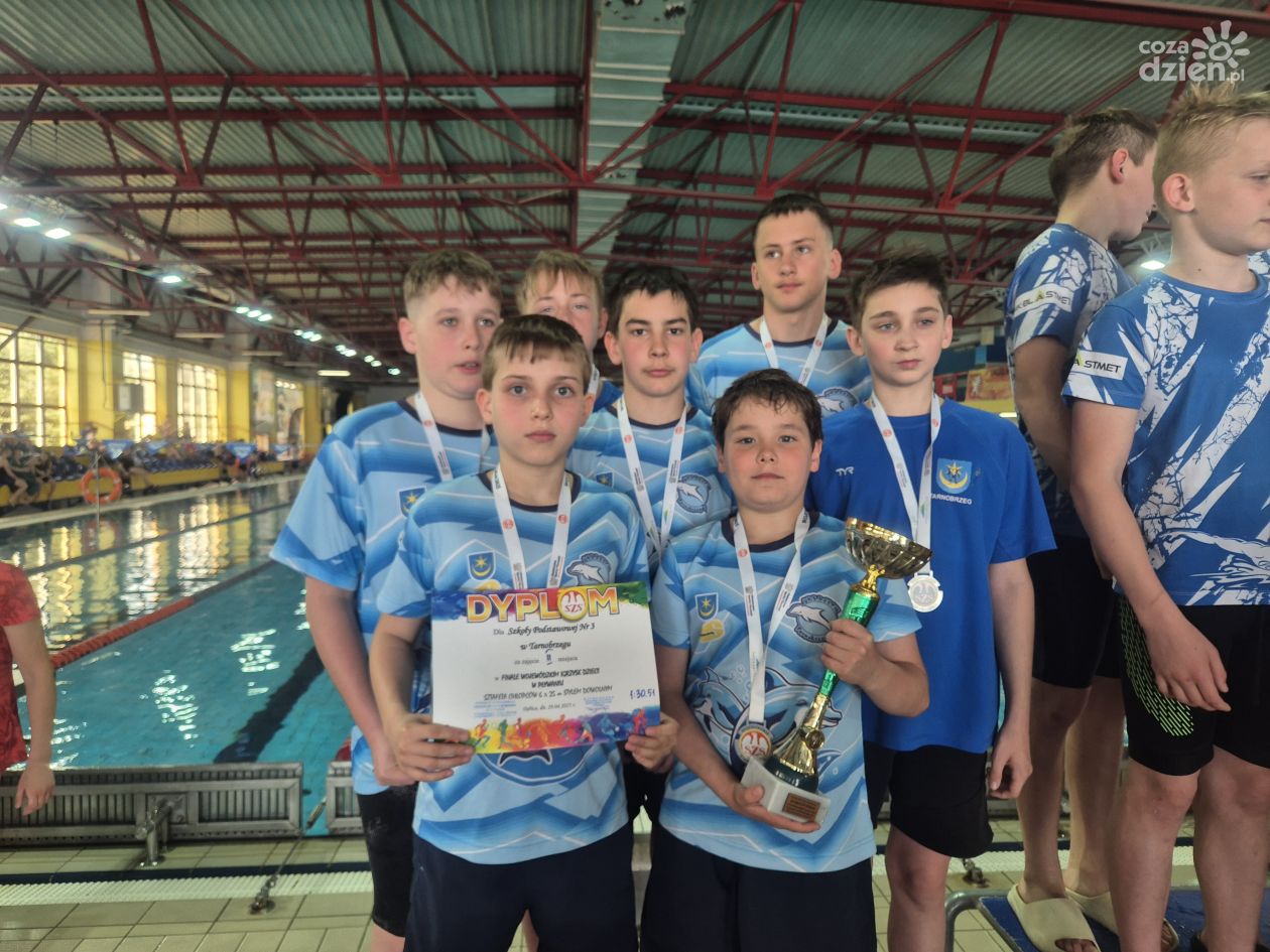 3 srebrne i 1 brązowy medal dla Szkoły Podstawowej nr 3 w Finale
Wojewódzkim IMS i ID dziewcząt i chłopców w pływaniu sztafetowym (ZDJĘCIA)