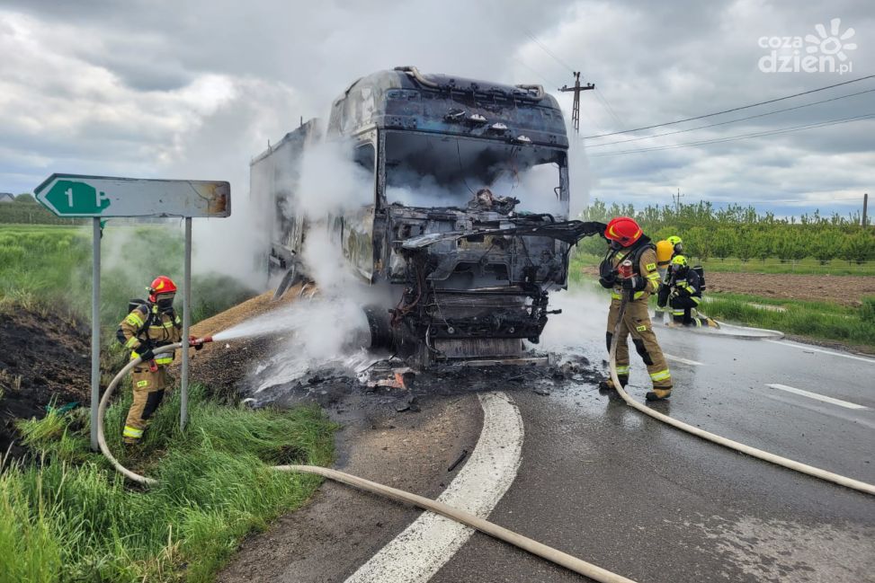 Pożar TIR-a na DK9. Droga całkowicie zablokowana