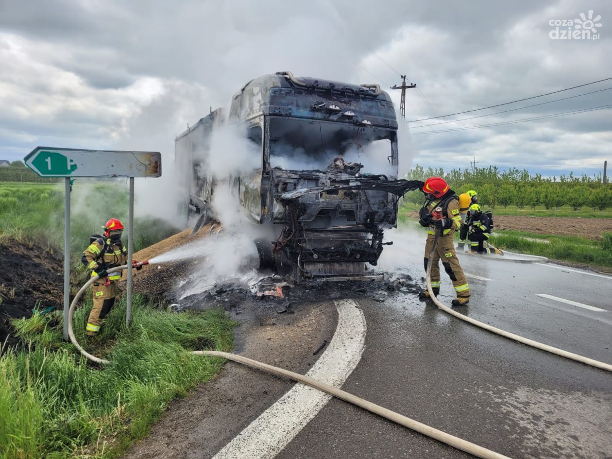 Pożar TIR-a na DK9. Droga całkowicie zablokowana