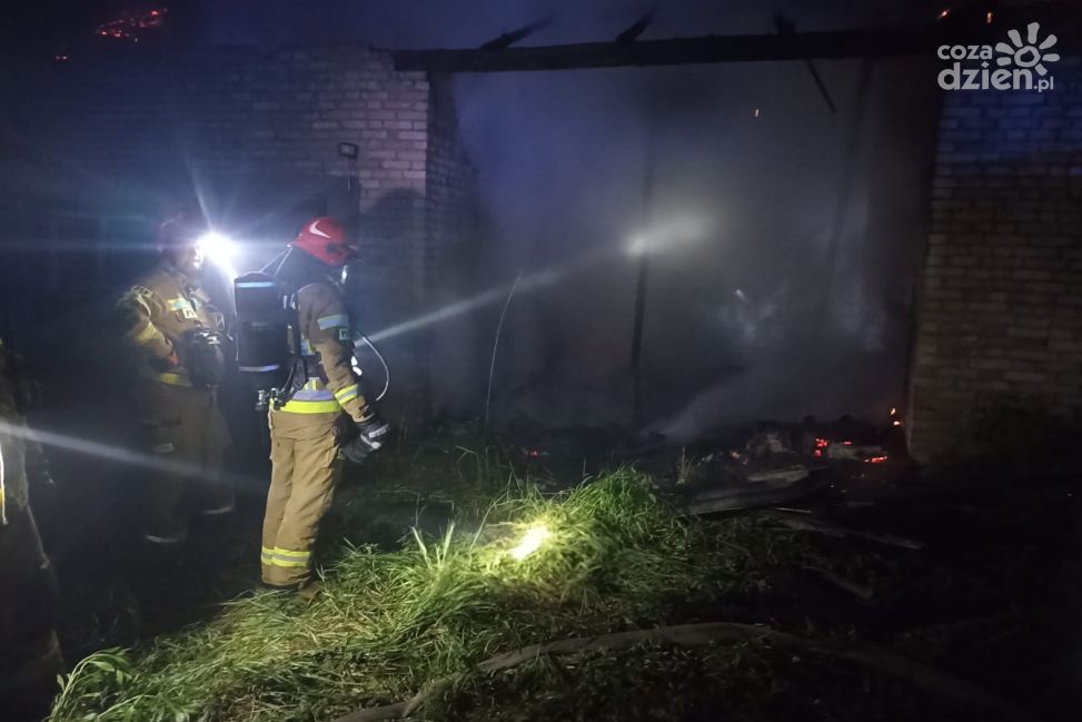 Pożar pustostanu w Świniarach Starych. Akcja 23 strażaków