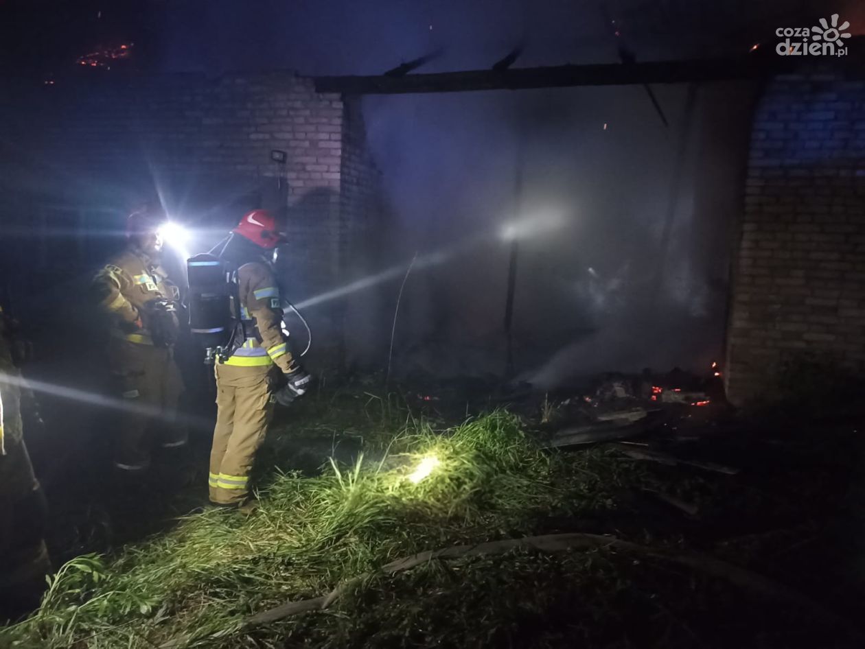 Pożar pustostanu w Świniarach Starych. Akcja 23 strażaków