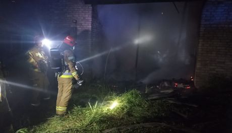 Pożar pustostanu w Świniarach Starych. Akcja 23 strażaków
