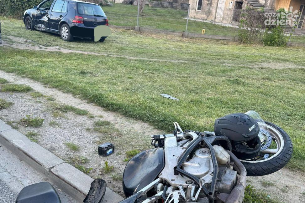 Zderzenie motocykla z osobówką w Sandomierzu. Motocyklista trafił do szpitala
