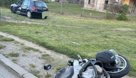 Zderzenie motocykla z osobówką w Sandomierzu. Motocyklista trafił do szpitala