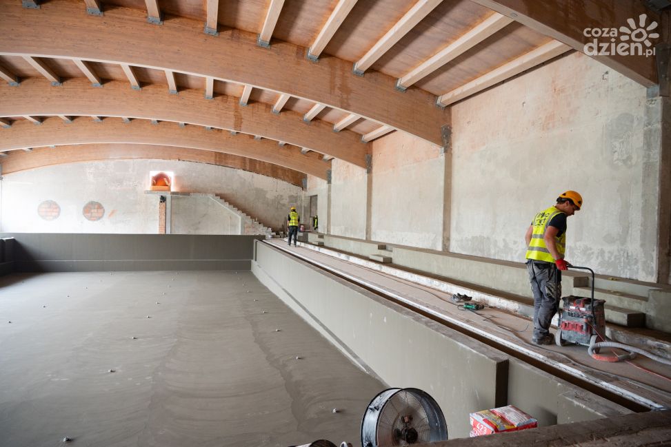 Modernizacja pływalni w Sandomierzu nabiera tempa. Nowa zjeżdżalnia już zamontowana