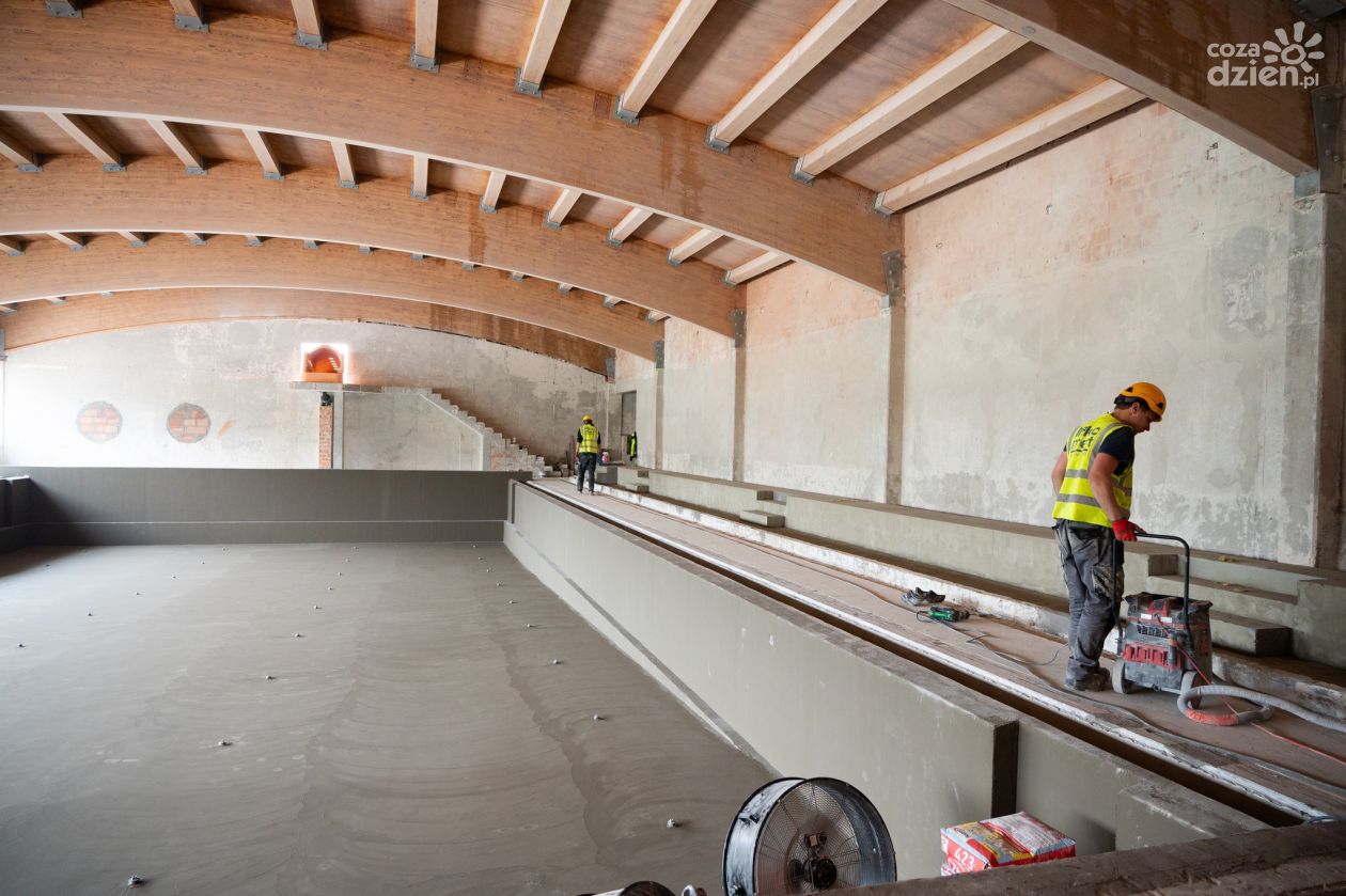 Modernizacja pływalni w Sandomierzu nabiera tempa. Nowa zjeżdżalnia już zamontowana