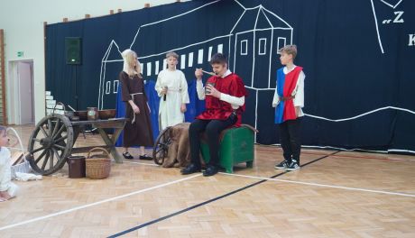 Kazimierz Wielki znów na scenie. Święto Patrona w SP nr 2 w Sandomierzu
