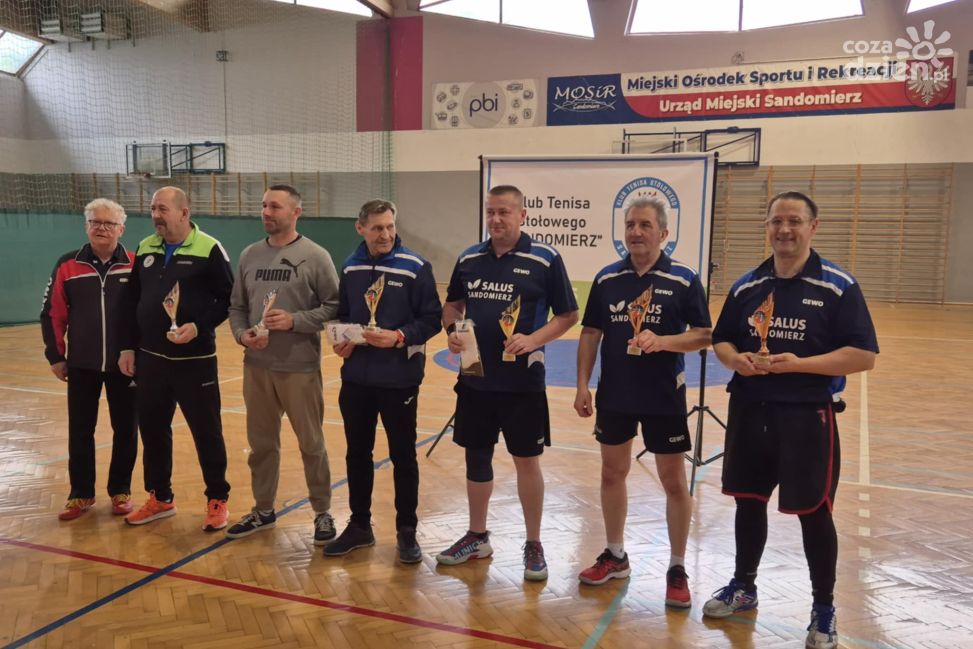 Medalowy popis KTS SALUS Sandomierz na Mistrzostwach Województwa Weteranów w Tenisie Stołowym (ZDJĘCIA)