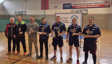 Medalowy popis KTS SALUS Sandomierz na Mistrzostwach Województwa Weteranów w Tenisie Stołowym (ZDJĘCIA)