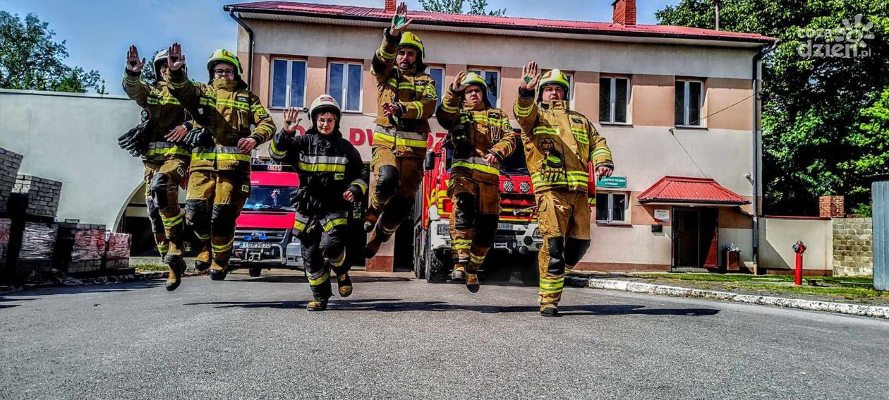 Dwikozy skaczą dla życia – lokalna zbiórka na defibrylator AED
