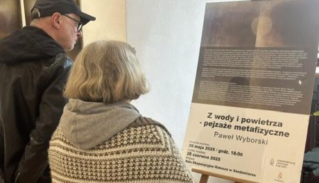 Sztuka światła i ciszy – wernisaż Pawła Wyborskiego w Sandomierzu