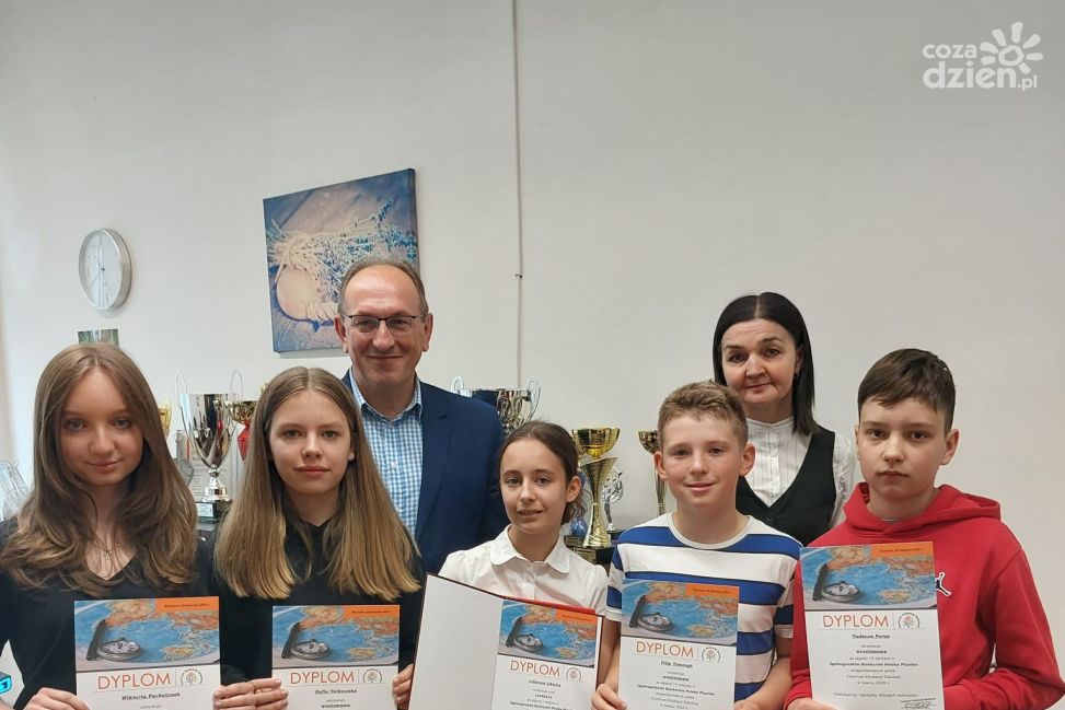 Podwójny sukces uczniów z SP nr 4 w Sandomierzu: szachy i historia na najwyższym poziomie