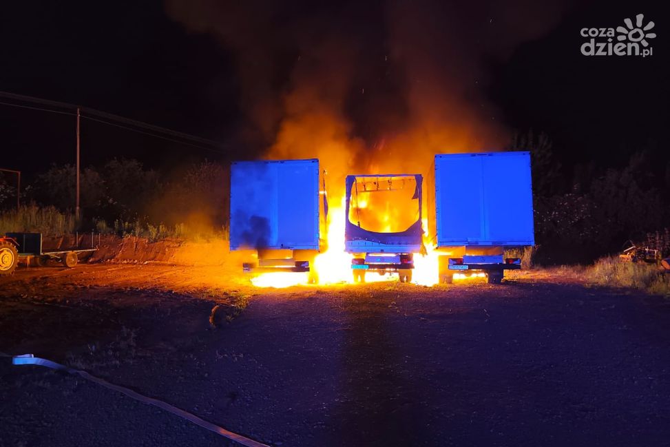 Trzy samochody spłonęły w Milczanach. Policja bada przyczyny pożaru