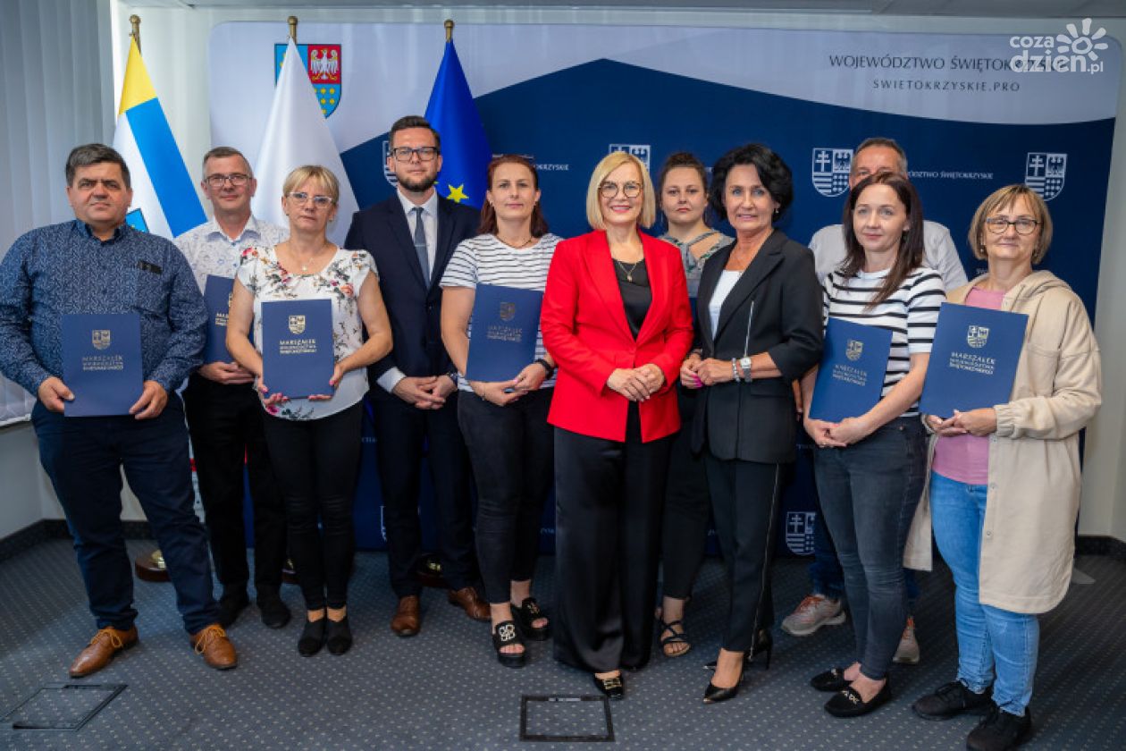 Zawodowe rodziny zastępcze ze Świętokrzyskiego zyskują nowe wsparcie – kolejne Karty wręczone