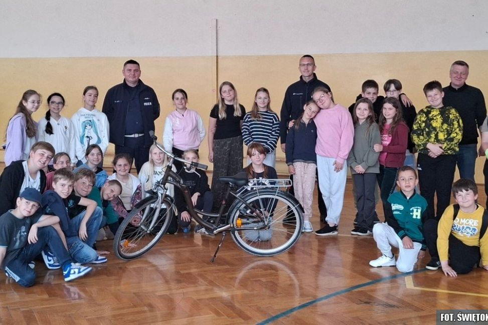 Policjanci wspierają uczniów w egzaminach na kartę rowerową