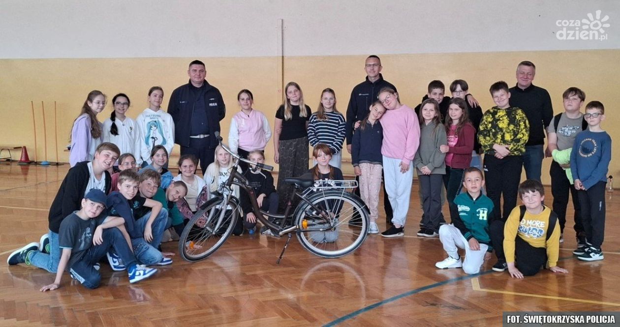 Policjanci wspierają uczniów w egzaminach na kartę rowerową