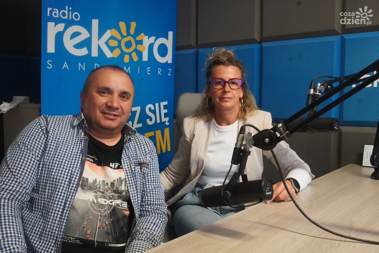 Sowińska i Czerepak: „Na pewno będzie rewanż” – mówił po ubiegłorocznym meczu starosta Marcin Piwnik. Dziś te słowa stają się faktem. 14 czerwca o 17:00 drużyny znów wyjdą na murawę, by pomóc potrzebującym.