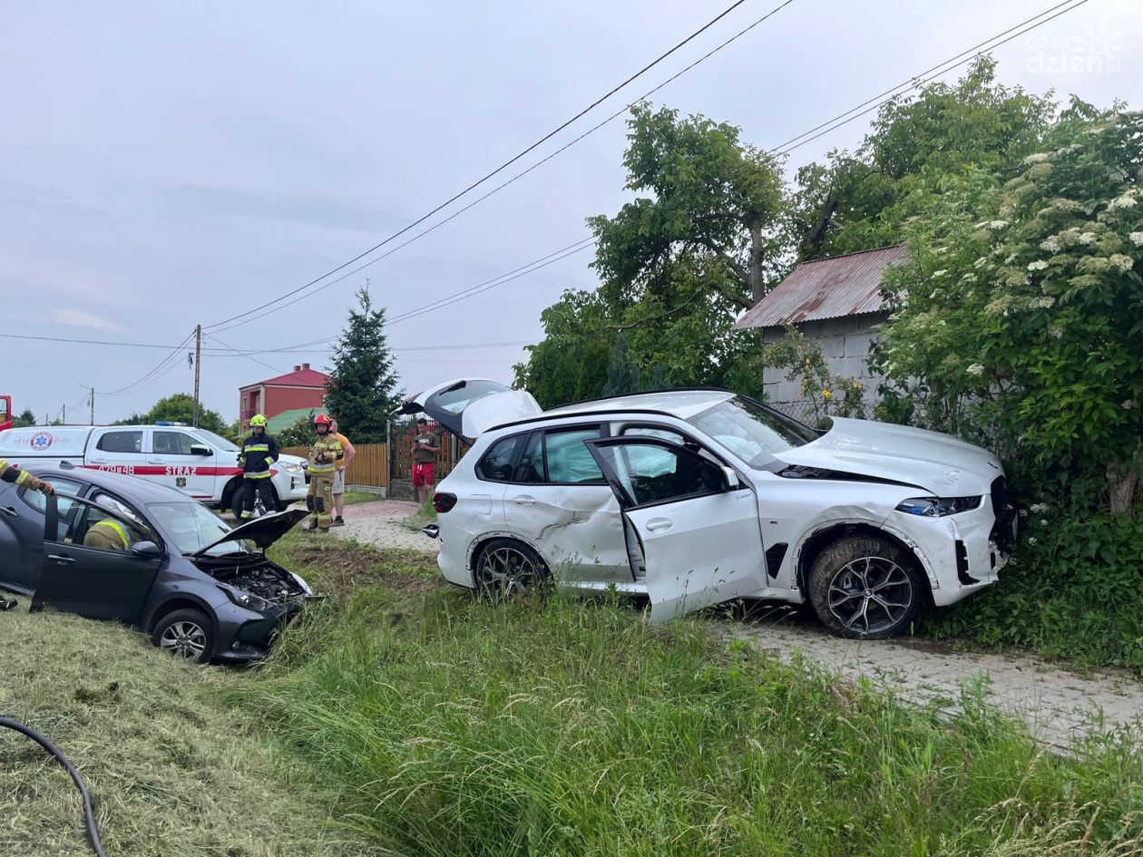 Zderzenie dwóch aut w Pęchowie. Trzy osoby poszkodowane, droga była zablokowana
