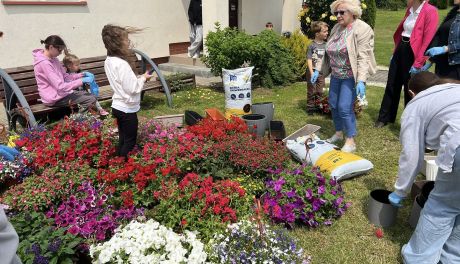 Kwiatowa tradycja w Łoniowie. Wspólne sadzenie roślin wokół Domów dla Dzieci i Młodzieży