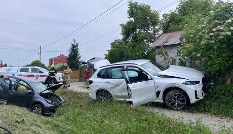 Zderzenie dwóch aut w Pęchowie. Trzy osoby poszkodowane, droga była zablokowana