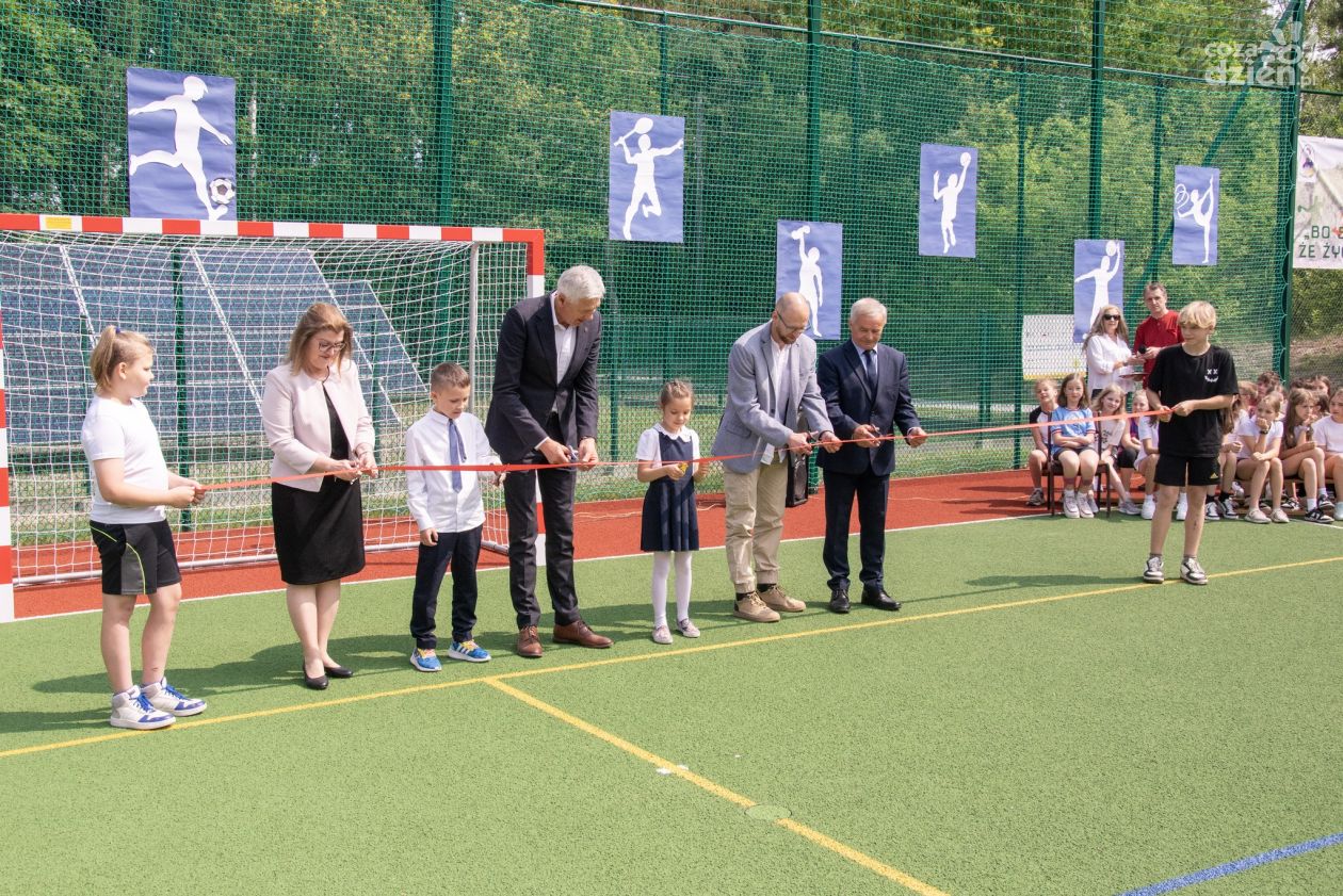 Nowoczesne boisko sportowe otwarte przy SP nr 2 w Nowej Dębie 