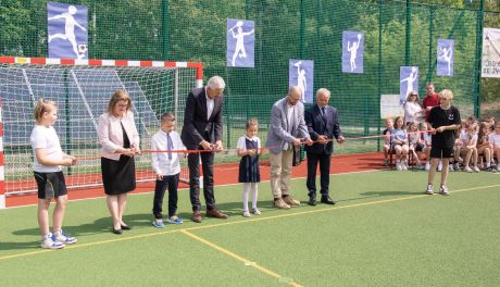 Nowoczesne boisko sportowe otwarte przy SP nr 2 w Nowej Dębie 