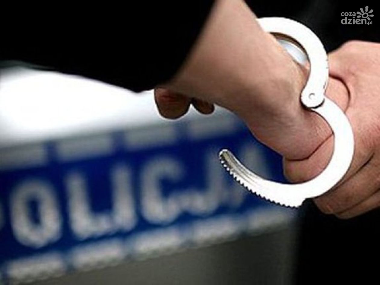Poszukiwany 33-latek zgłosił się na przesłuchanie – policja zatrzymała go z marihuaną