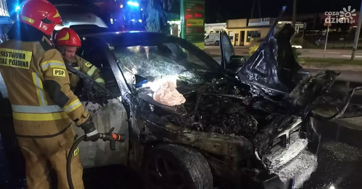 Pożar samochodu na stacji paliw w Sandomierzu