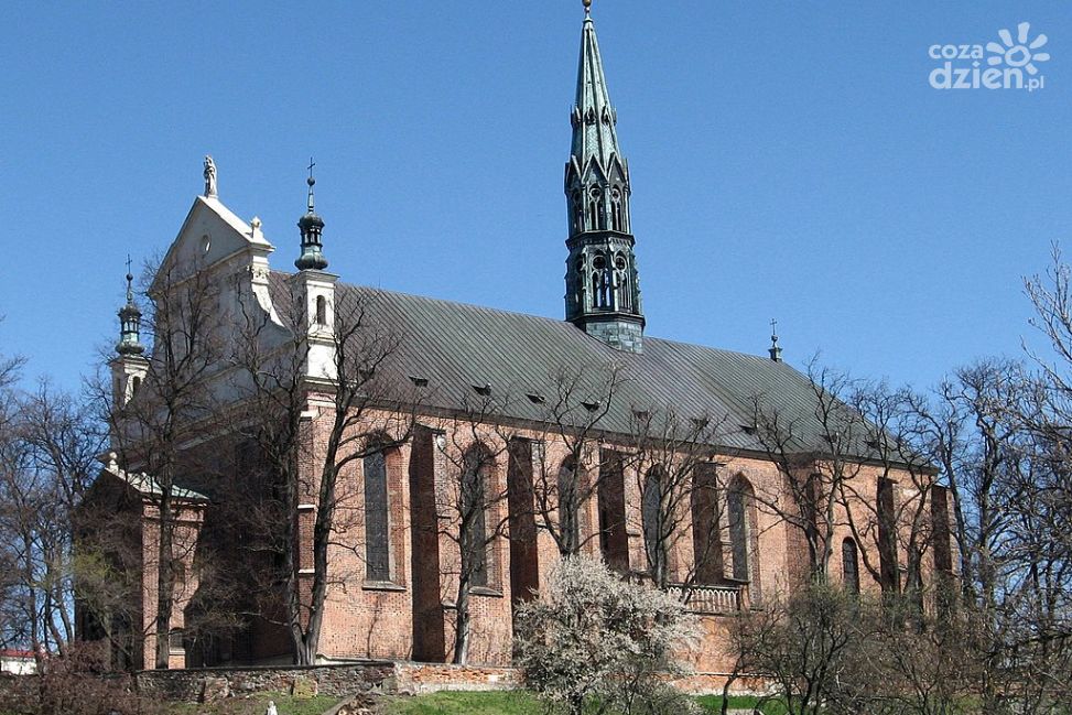 Nowi kapłani w Sandomierzu i jubileusz bp. Krzysztofa Nitkiewicza. Uroczystość święceń w katedrze
