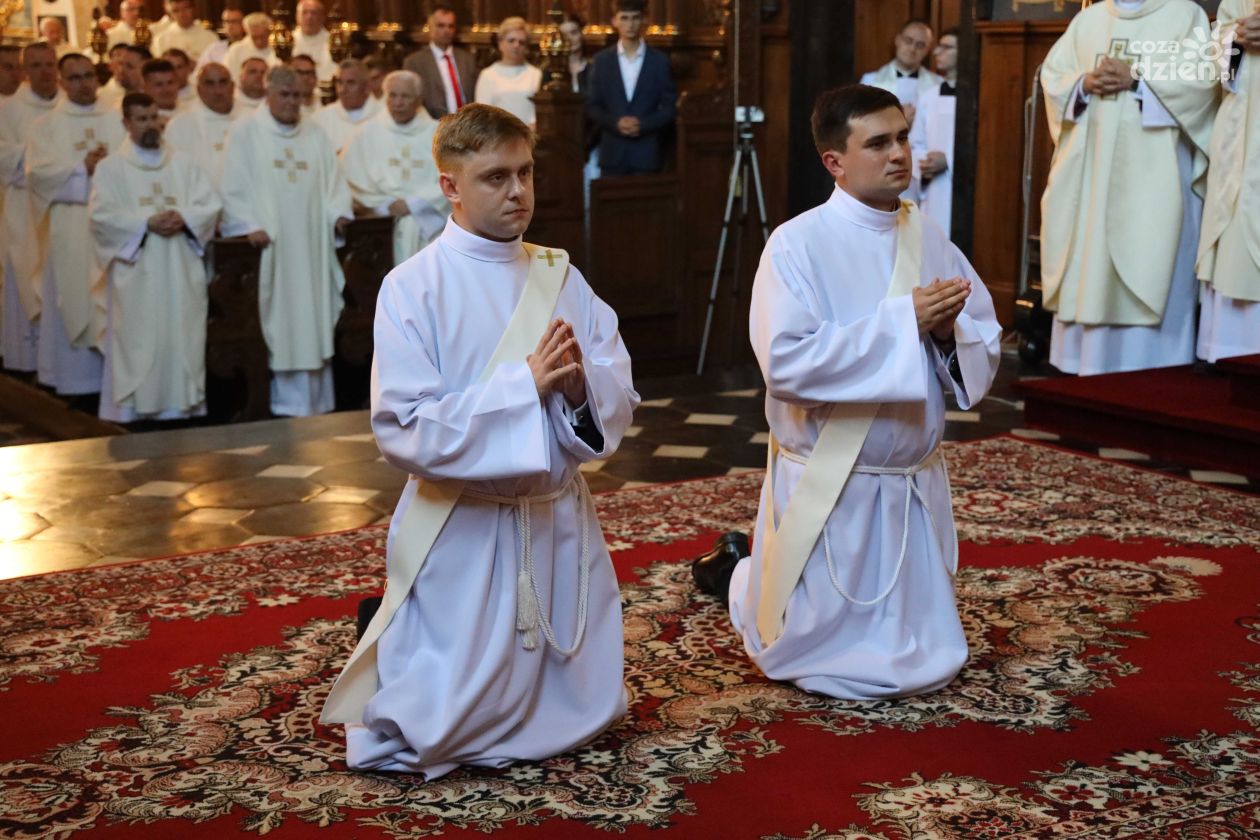 Nowe powołania w diecezji sandomierskiej. Biskup Nitkiewicz udzielił święceń kapłańskich i diakonatu
